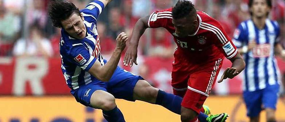 Abgeprallt: Herthas Nico Schulz muss sich anstrengen, um mit Bayerns Jerome Boateng mitzuhalten.