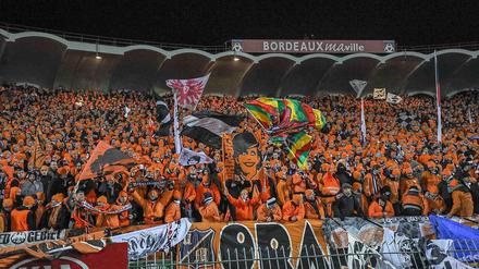 Eintracht-Fans auf ihrer "Orange Kaos"-Tour in Bordeaux.