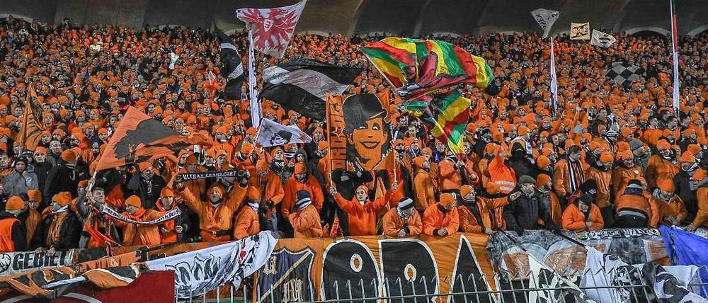 Eintracht-Fans auf ihrer "Orange Kaos"-Tour in Bordeaux.