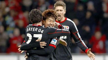 Wieder alles im Griff: Bayer Leverkusens Castro und Son feiern den Sieg gegen den Club.