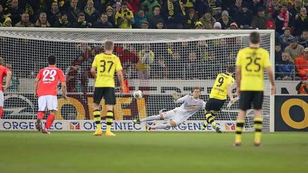 Schuss und Schluss: Per Elfmeter sichert Robert Lewandowski dem BVB den wichtigen 3:1-Sieg in Mainz.