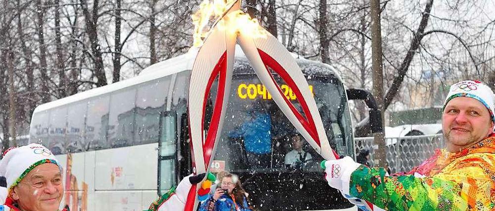 Nicht lange fackeln! Das Olympische Feuer auf dem Weg nach Sotschi, am Montag, 6.1.2013, in der Region Kirov, 900 Kilometer östlich von Moskau.