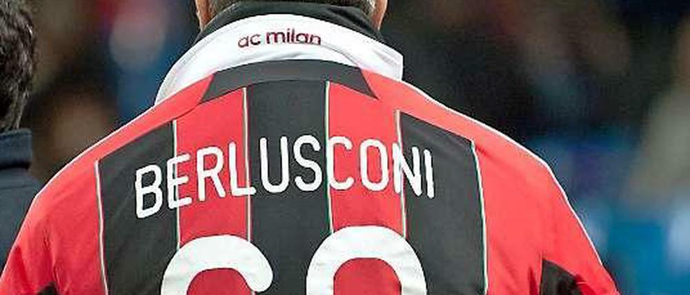 Dieser Fan braucht ein neues Trikot, denn Berlusconi soll weg.