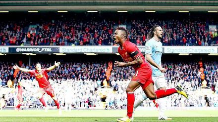Anfield Roar: Raheem Sterling bejubelt seinen Treffer zum 1:0 für Liverpool. Manchesters Martin Demichelis wirkt genervt.