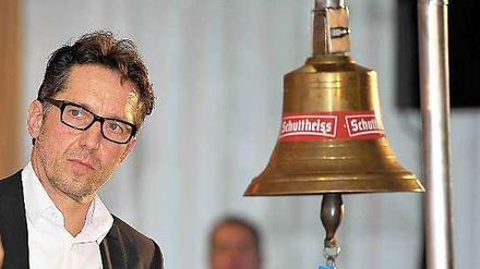 Die Stimme hört zu: Karsten Migels (r.) lauscht Reiner Schnorfeil, dem Geschäftsführer des Sechstagerennens.