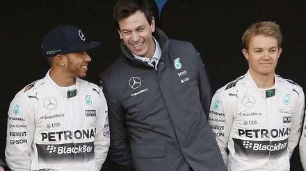 Torger Christian „Toto“ Wolff, 43, hier zwischen seinen Fahrern Lewis Hamilton, links, und Nico Rosberg, ist seit Januar 2013 Motorsportchef bei Mercedes. Er führte das Team im vergangenen Jahr zu den Formel-1-WM-Titeln bei den Fahrern und Konstrukteuren.