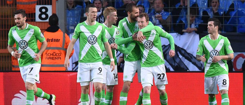 Jubeltraube. Wolfsburgs Maximilian Arnold (Zweiter von rechts) lässt sich von seinen Teamkollegen zum Führungstreffer beglückwünschen. 