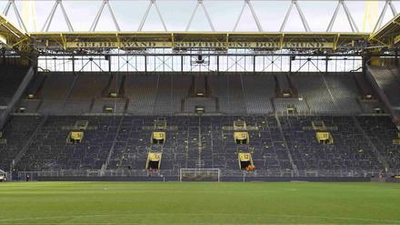 Die Dortmunder Südtribüne könnte für ein Bundesliga-Spiel gesperrt werden. 
