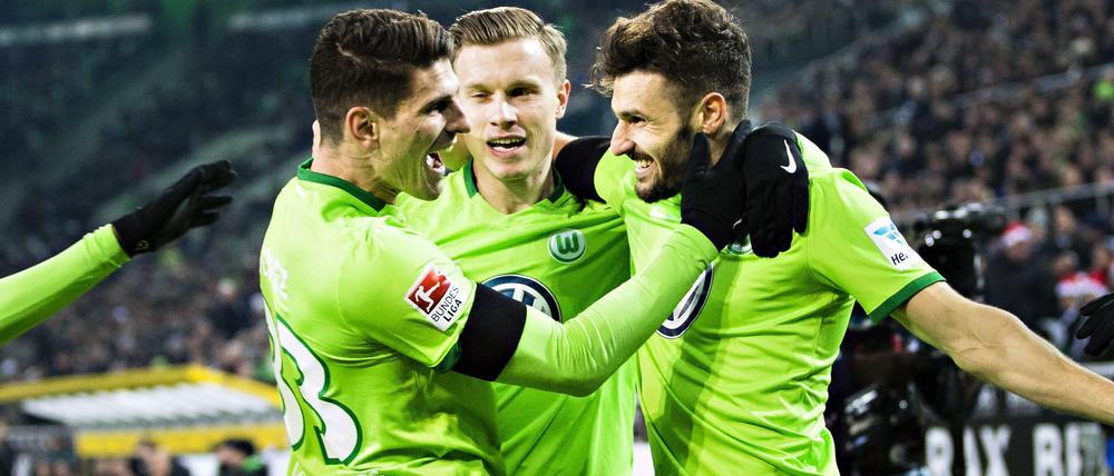 Torjäger unter sich. Mario Gomez (links) und Daniel Caliguri (rechts) freuen sich über einen Wolfsburger Auswärtssieg. 