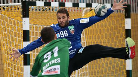 Große Spannweite. Der neue Füchse-Keeper Dejan Milosavljev ist eine imposante Erscheinung im Handball-Tor, an der man erstmal vorbeiwerfen muss. 