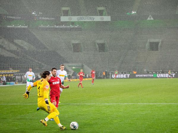 Große Leere: So wie hier beim Bundesliga-Spiel zwischen Mönchengladbach und Köln könnte es bald dauerhaft in der Bundesliga aussehen.