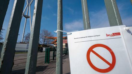 Betreten verboten. Noch sind die Sportanlagen in Berlin nicht geöffnet – das könnte sich im Mai ändern.