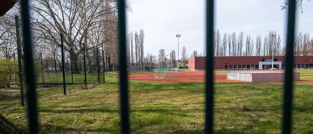 Vor Gittern. Die Spielpause im Berliner Amateurfußball wird noch länger andauern.