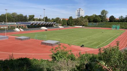 Im Stadion Wilmersdorf spielt der BSV 92 gegen den FC Internationale II.