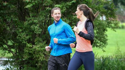 Wenn man sich beim Joggen noch ohne Probleme unterhalten kann, passt das Lauftempo für den Freizeitsport.