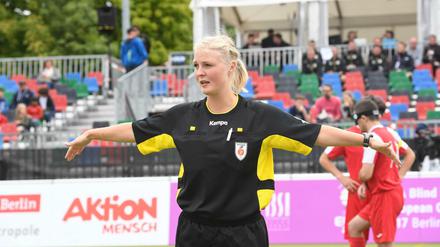 Julia Kalbau in Aktion bei der Blindenfußball-Europameisterschaft am Anhalter Bahnhof.