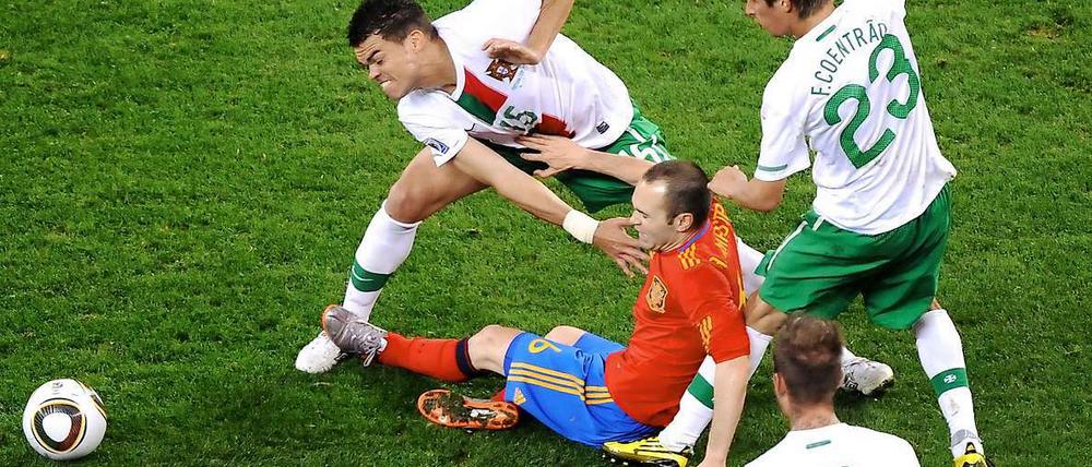 Selbst für Dribbelkünstler Iniesta gab es gegen Portugal kaum ein Durchkommen.
