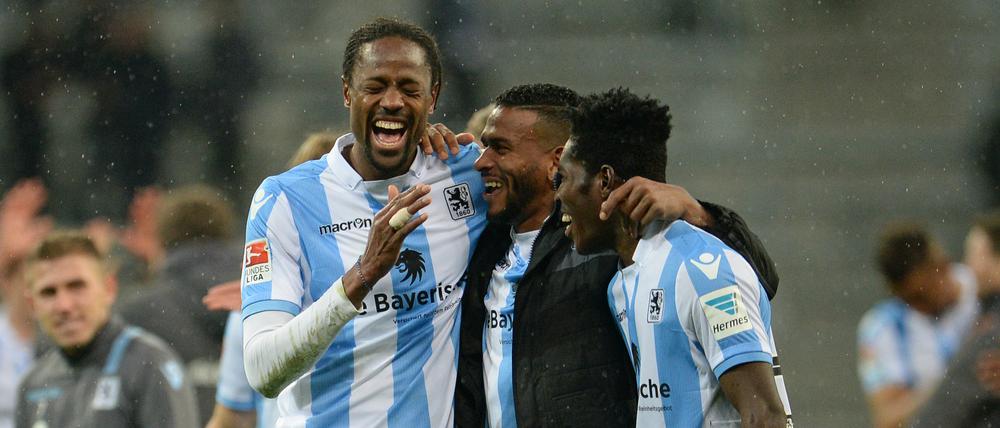 Ging doch.. Abdoulaye Ba (l-r), Amilton und Lumor von München feiern den 2:0-Sieg. 