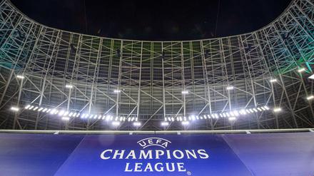 Die Puskas Arena in Budapest mit dem Logo der Champions League.