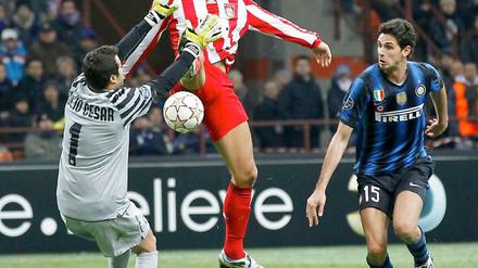 Mächtig was los vor dem Inter-Tor: Mario Gomez versucht den Ball an Mailands Torwart Julio Cesar (l.) vorbeizuspitzeln, Andrea Ranocchia sieht zu.