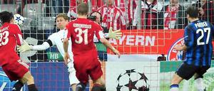 Thomas Kraft im Bayern-Tor streckt sich vergeblich. Den Schuss von Inters Goran Pandev zum 2:3 kann er nicht mehr abwehren.