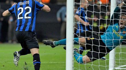 Milito trifft zum 3:1 für Inter, Barcelonas Torwart Valdes streckt sich vergeblich.