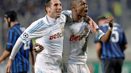 Später Jubel für Olympique Marseille. Der Ghanaer Andre Ayew (r.) traf in der Nachspielzeit zum 1:0 Sieg gegen Inter Mailand.