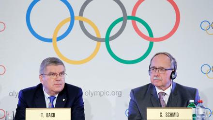 Samuel Schmid, Vorsitzender der Disziplinarkommission, und IOC-Präsident Thomas Bach verkünden die Entscheidung zu Russland.