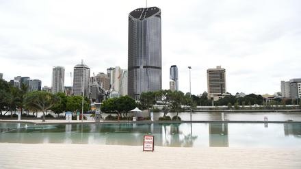 Australien, Brisbane: Am Strand von South Bank, der aktuell für die Öffentlichkeit gesperrt ist.