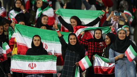Durchbruch. Iranische Frauen bei einem Fußballspiel.