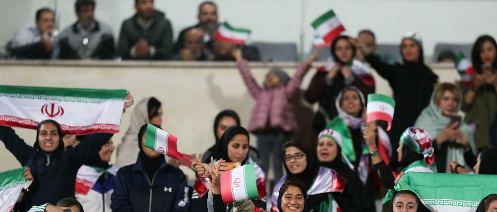 Ausgewähltes Publikum. Gegen Bolivien durften 2018 rund 100 Frauen ins Stadion von Teheran.
