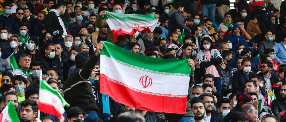 In Maschad wurden entgegen der vorherigen Zusage des iranischen Fußballverbands nur Männer ins Stadion gelassen.
