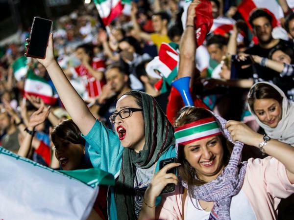 Die ersten Lockerungen. Während der WM 2018 durften iranische Frauen an Public-Viewing-Veranstaltungen teilnehmen.