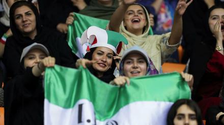 Für das Heimspiel der WM-Qualifikation gegen Kambodscha dürfen erstmals auch Iranerinnen Tickets erwerben. 