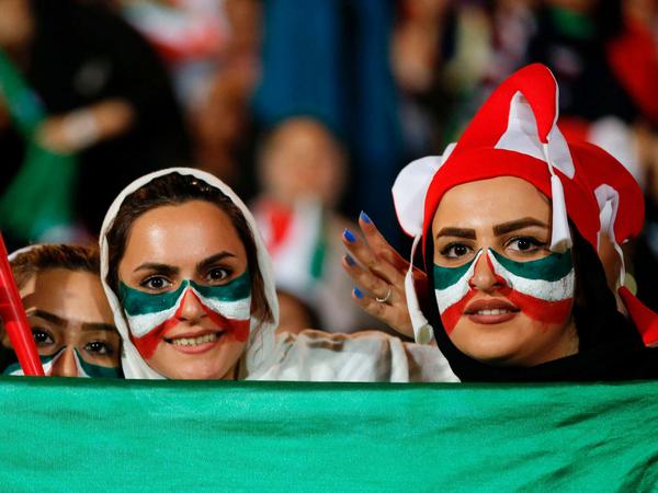 Iranische Frauen schauen einer Übertragung der Partie Portugal gegen den Iran im Azadi-Stadion von Teheran zu.