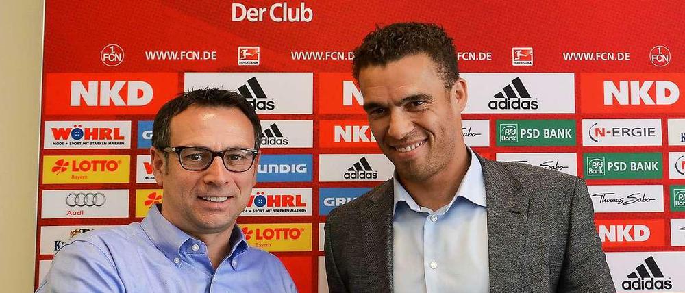Der neue Trainer des Fußball-Zweitligisten 1. FC Nürnberg, Valérien Ismaël (r.), und Sportdirektor Martin Bader reichen sich nach einer Pressekonferenz die Hand.