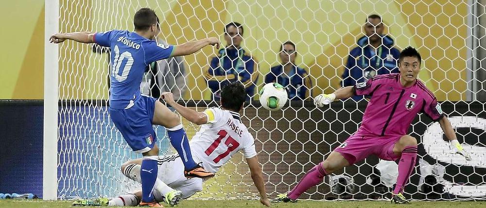 Die Entscheidung. Sebastian Giovinco trifft nach einem aufregenden Spiel zum 4:3-Endstand für die Italiener. 