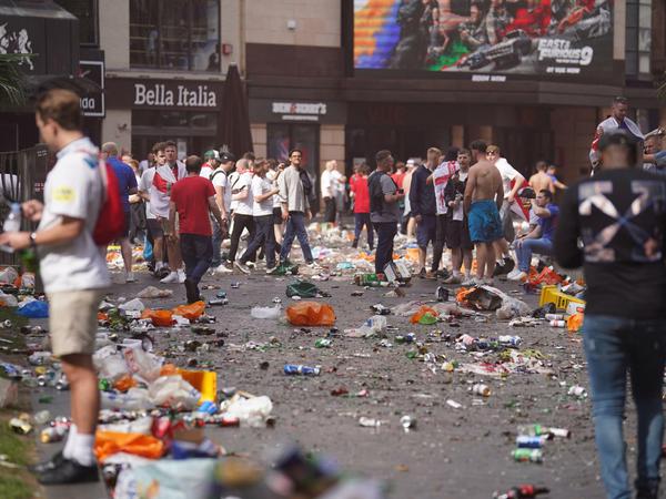 Müll von feiernden England-Fans liegt auf dem Leicester Square im Zentrum Londons.
