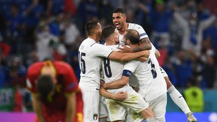 Die italienische Mannschaft um Kapitän Chiellini feiert den Einzug ins Achtelfinale