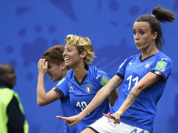Die italienischen Fußballerinnen um Barbara Bonansea (rechts) erreichten bei der WM in Frankreich überraschend das Viertelfinale.