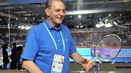 Jacques Rogge mit einem Badmintonschläger.