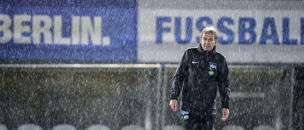 Regnerisch. Jürgen Klinsmann beobachtet das Training seines neuen Klubs Hertha BSC. 