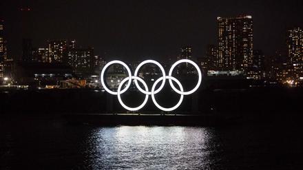 Noch leuchten die Olympischen Ringe im Odaiba Marine Park in Tokio.