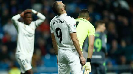 Zum Verzweifeln. Real Madrids Krise spitzt sich zu - Karim Benzema kann es nicht fassen.