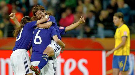 Japans Spielerinnen bejubeln einen ihrer drei Treffer auf dem Weg ins Endspiel.