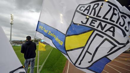 Die Fahne hoch: Ein Fan des FC Carl-Zeiss Jena.