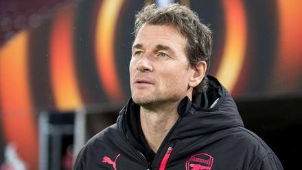 Pink auf Schwarz: Jens Lehmann war schon Co-Trainer bei Arsenal London. Jetzt arbeitet er für Augsburg.