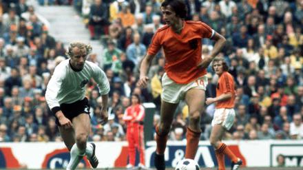 Das entscheidende Duell. Weil Berti Vogts (links) Johan Cruyff fast immer auf den Füßen stand, kam der Spielmacher der Holländer nicht wie üblich zur Entfaltung.