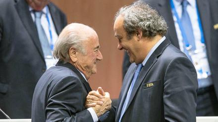 Sowohl Joseph Blatter (l.) als auch Michel Platini müssen sich derzeit vor Gericht verantworten.