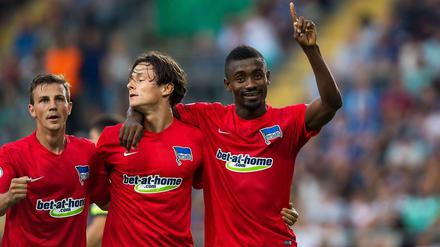 Entscheidungsträger. Salomon Kalou (r.) traf für Hertha nach Vorarbeit von Nico Schulz zum 1:0, Vladimir Darida (l.) machte später alles klar.